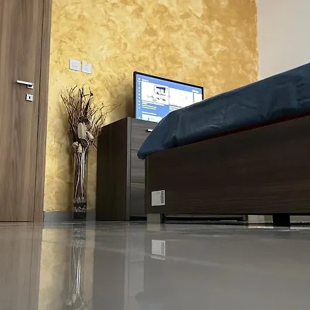 Gold With Private Bathroom Homestay